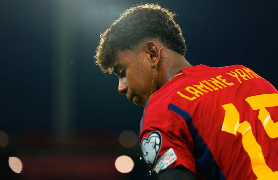 太阳报：穆德里克因宝马车违规贴膜被吊销驾照，罚款199镑（太阳报：因宝马车窗贴膜违规，穆德里克被吊销驾照并罚款199英镑）