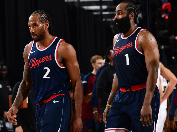 球迷看得手心冒汗（心跳时刻，球迷直捏一把汗）