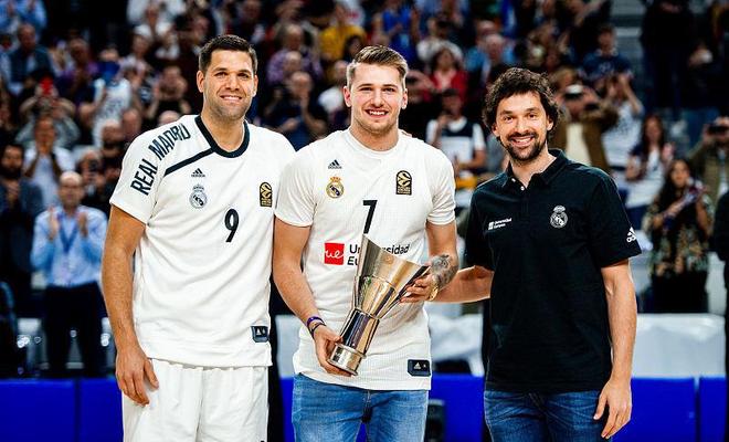 减压，图片报：多特高层几乎每周都与乔布进行单独交流（《图片报》：为减压，多特高层几乎每周与乔布单独沟通）