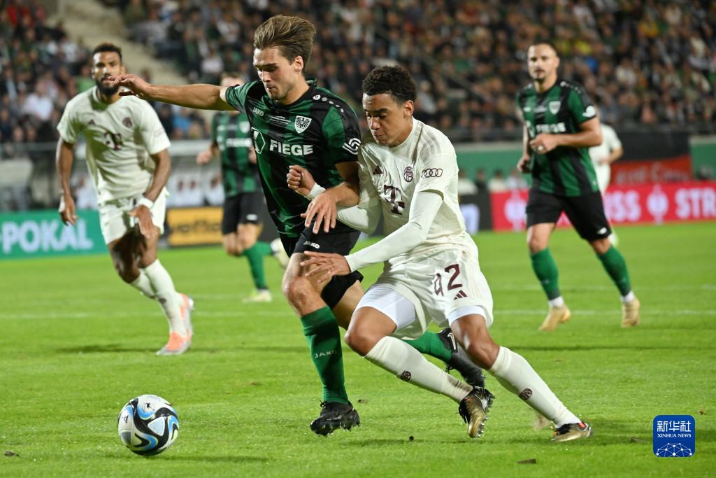 记者：因现场出现雷暴，沙特vs阿联酋比赛再次推迟，预计将取消（记者：现场雷暴致沙特对阿联酋之战再度延期，或将取消）