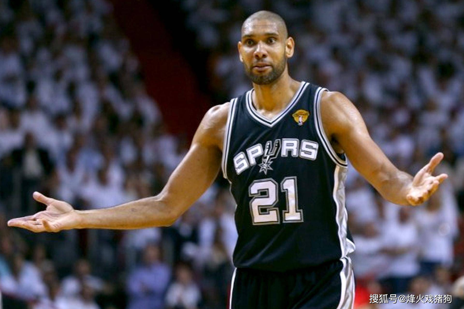 格纳布里：凯恩在防守中表现出色，进球归功于球队定位球教练（格纳布里称赞凯恩防守出色：进球功劳属于球队的定位球教练）