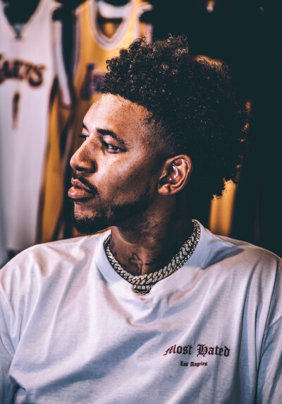 足坛年度十大新闻出炉，各界议论不断（年度足坛十大要闻揭晓，引发各界热议）