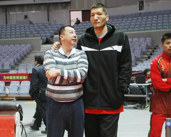 巴萨欧冠大名单：特狮回归，莱万、亚马尔、拉菲尼亚领衔锋线（巴萨出征欧冠名单：特尔施特根复出，莱万、亚马尔、拉菲尼亚坐镇前场）