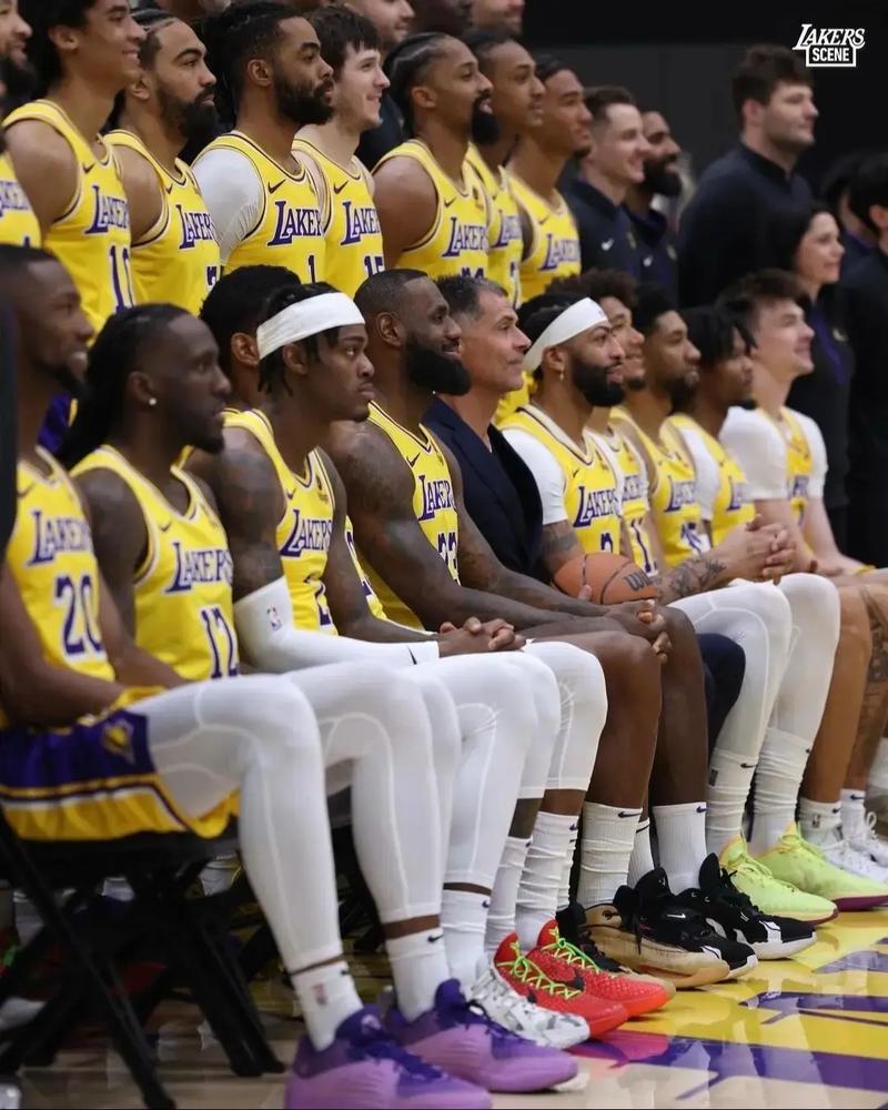 世界杯官方发布直通队伍集结海报：42个国家，同一个梦想（世界杯官宣直通球队集结海报：42国同心逐梦）