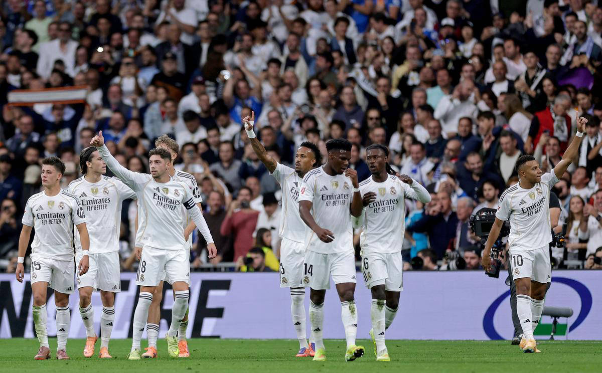 拉波尔塔的圣诞轻松时刻：巴萨主席的亲民魅力与未来布局（圣诞里的拉波尔塔：巴萨掌门的亲和力与未来蓝图）