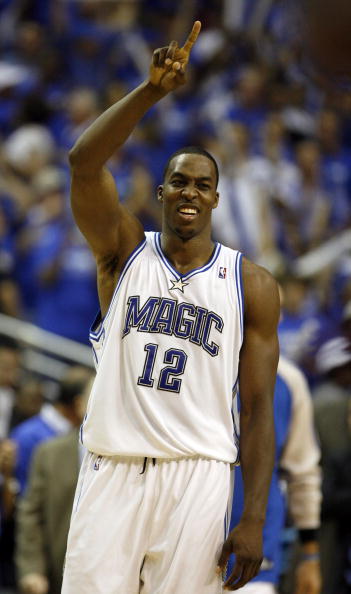 巴萨球迷再次在诺坎普比赛第10分钟集体高喊梅西的名字！（诺坎普第10分钟，巴萨球迷再度齐声呼喊梅西）