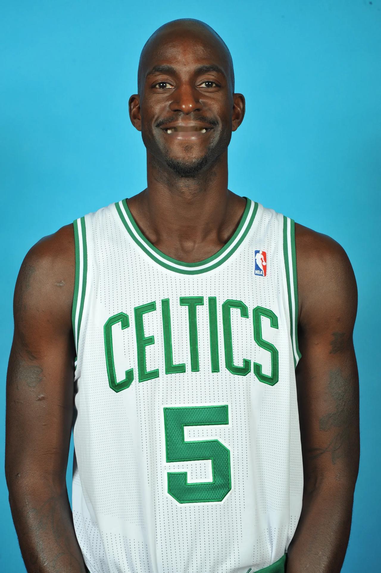 CBA：深圳男篮三分爆发 主场胜上海（CBA：深圳外线火力全开，主场力克上海）